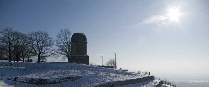 Foto Bismarckturm auf den Weinbergen in Radebeul bei Dresden im Winter